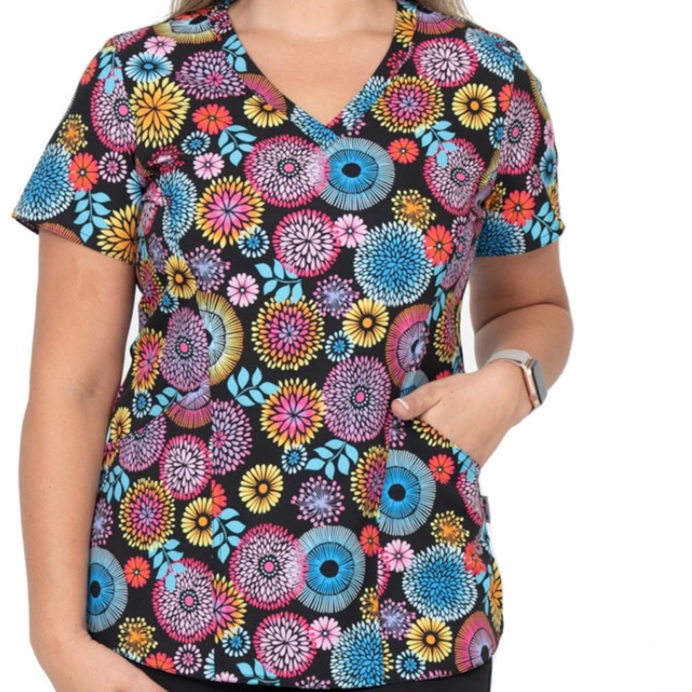 NWT Women’s Medium Ava Therese Petal Affair Scrub Top